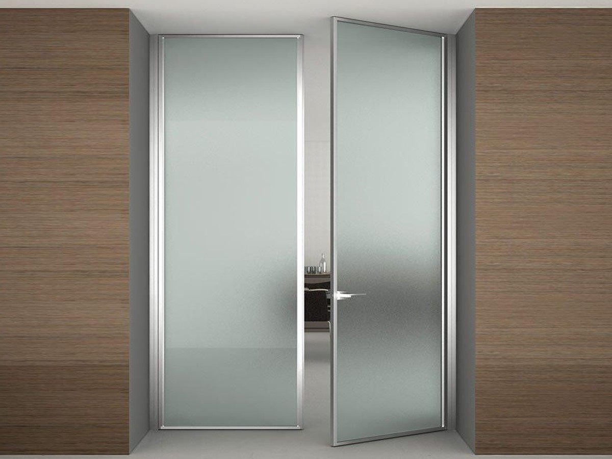 Стеклянная дверь с рамкой